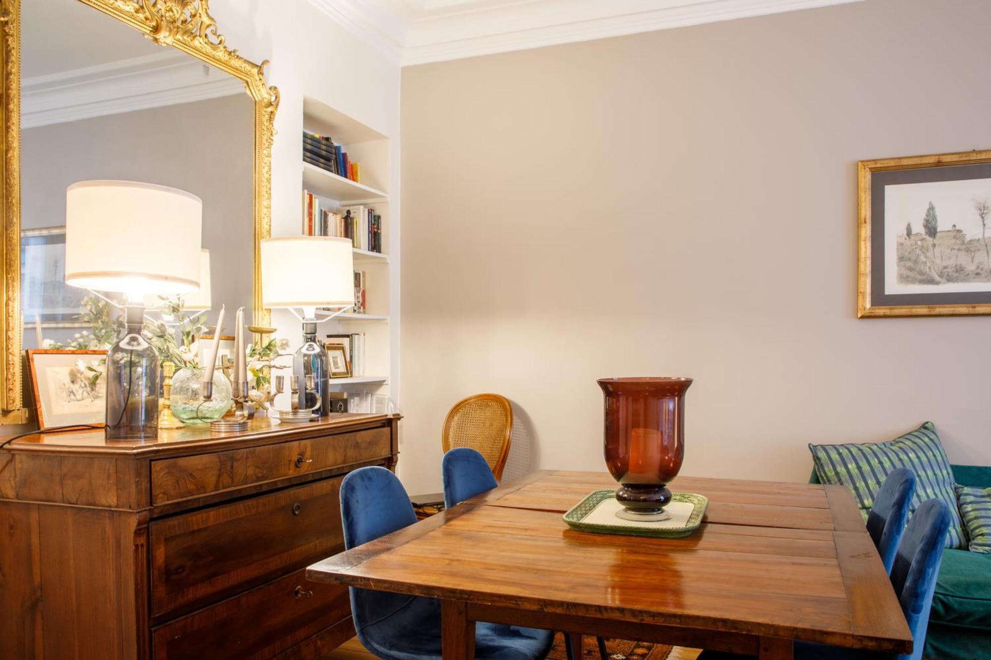 Stylishly Decorated 2bd Montmatre! Paris